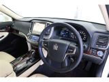 【運転席&助手席】落ち着いた色合いのシート色です。パワーシートで微小な位置調整も可能です。パワーシート可動時の静かなでスマートな音は上質さと高級感を感じさせてくれます。