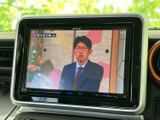 停車中にテレビ番組を視聴でき、待ち時間を過ごす際にも便利です。画面内の表示が見やすく、音声と映像を楽しめる装備として、日常のさまざまな場面で活用できます。