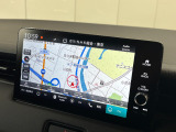 Honda純正ナビを装備!目的地までのルート案内はもちろん、Honda車との相性を考えて設計された使いやすさも魅力です。ドライブをより快適にし、初めて訪れる場所へのお出かけもしっかりサポートします。