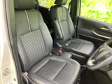 運転席と助手席は、身体を支える形状のシートと落ち着いた色合いでまとめられています。前席からの見通しも確保しやすく、毎日の移動を気持ちよく過ごせる空間です。