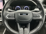 左右のスポークにスイッチがまとまり、運転姿勢を保ちながら手元で各種操作ができます。メーターを見ながら扱いやすく、日々の運転を支える装備です。