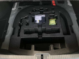 ラゲージルームの下部。パンク修理キット付き