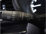 【オートワイパー機能】レバーをAUTOの位置にしているとき、レインセンサーが雨を感知すると、雨量に応じて、ワイパーが自動で作動します。