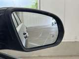 視認性が高い純正ミラーを採用しております。安全に運転が出来る様、一つ一つの部品に拘っているのがメルセデス・ベンツです。