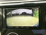 周囲の様子を画面で確認でき、駐車時の後方確認をサポートします。車両後方の状況を目で捉えやすく、狭い場所での駐車や切り返しの際にも役立つ装備です。