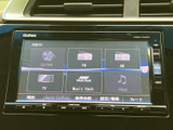 CD/DVDやFM・AM、テレビ、ミュージックラックなどの選択項目が並び、音源を画面で確認しながら選べます。電話や設定、ルートの項目も表示され、使いたい機能を探しやすい構成です。