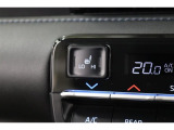 運転席と助手席には寒い日の肩や腰、冷えやすい下肢を温めてくれるシートヒーターが付いております!
