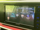 地デジやFM、AM、Bluetooth AUDIOなど複数の音源が画面に表示されています。ソースを視覚的に選びやすく、普段使いの音楽やラジオをその日の気分に合わせて楽しめます。