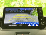 後方の様子と進路の目安となるガイド線を画面で確認でき、駐車時の周囲確認をサポートします。車庫入れや狭い場所での後退時にも活用いただける装備です。