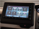 ◆オーディオリモコンスイッチ◆ハンドルにスイッチが装備されてます。視点をそらすことなく、ボリューム調整・オーディオソース切替・選曲が出来ます。安全運転しながら操作が可能になりました。