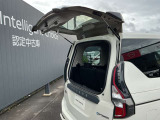 バックドアを開けるスペースがなくてもハーフバックドアがあるので上から荷物を取り出せます。