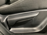 運転席にはドライバーの体型や好みに応じて前後方向だけでなく、高さの調整ができるシートリフターを装備!