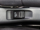 電動開閉ルーフスイッチ(アクティブトップ)。コクピットにいながら約20秒でフルオープンに出来、オープンスポーツカーならではの開放感を手軽に楽しめます。天候などの変化に合わせてクローズドも思いのままです