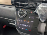オートエアコンで温度を設定するだけで快適な車内環境を維持することができます