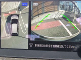 アラウンドビューモニター。上空から見下ろしているような映像で、スムースな駐車をサポートします。