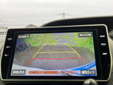 後方の映像に加えてガイド線も表示されるため、駐車時に車両と周囲の位置関係を確認しやすい装備です。見通しにくい後方を画面で補助し、駐車や後退を行う際の確認をサポートします。
