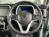 ステアリング左右にスイッチが配置され、運転姿勢を保ちながら各種操作を行いやすいレイアウトです。日々の運転で使う機能を手元で確認しやすく、便利にお使いいただけます。
