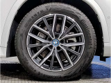 BMWの純正アロイホイールは軽量かつ強度にも優れているホイールで走行性能を引き上げる設計になっております。足元にもBMWは妥協がなくこだわっている個所になります。