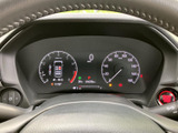 速度や燃料残量など、運転に必要な情報をまとめて確認できるメーターまわりです。表示が見やすく整理されており、走行中も視線移動を抑えて車両の状況を把握しやすくなっています。