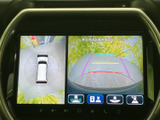 車両周囲を上から捉えた映像と後方の映像を同時に表示し、駐車時の周囲確認を助けます。画面上のガイド表示も見ながら位置を把握できるため、狭い場所での駐車をサポートします。