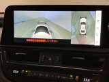 視認性の良い広角カメラでフロントと上方から車両周辺をご確認いただけますので、狭い道やすれ違い、路肩寄せなどに役立ちます。
