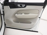 運転席ドアの全景です。キャビンを彩るすべてのものに、機能を形にした美しさが備わっています。
