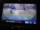 バックカメラの画像です。ガイドラインがスムースな車庫入れをサポートいたします。車庫入れの安心感がアップしますね。