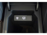 ランドローバーは、USBポートを車内の便利な位置に配置しています。通常、センターコンソール、グローブボックス、後部座席エリアなど、ドライバーや乗客がアクセスしやすい場所に配置されています。