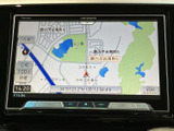 地図上に周辺の道路や施設名が表示され、現在地を確認しながら目的地までの道順を把握できます。縮尺表示もあり、出発前のルート確認や慣れない場所へのお出かけに便利です。