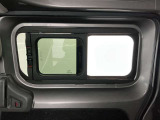 【スライドサイドウィンドウ】換気や採光、車内からの視認性を高める目的で設置され、ノブの赤い部分で開閉状態が分かり、開閉位置も数段階に調節可能です。