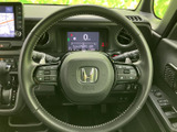 ステアリングには複数のスイッチが配置され、運転姿勢を保ちながら手元で各種機能を扱いやすい設計です。表示やボタンがまとまり、必要な操作を見つけやすいのも便利です。