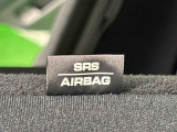 車両側方からの衝撃を緩和するSRSサイドエアバッグ(運転席/助手席)が付いてます
