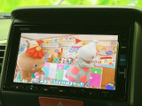 テレビ映像を画面で楽しめる装備を備えています。お出かけ先で停車してひと息つく時間にも活用でき、番組や映像を見ながらくつろげるのがうれしいポイントです。視聴は停車中にお楽しみください。