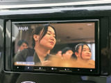 テレビ番組を画面で視聴できる装備です。停車中の休憩時間などに映像を楽しめるため、待ち時間も有効に活用できます。画面上で番組内容を確認しながらお使いいただけます。