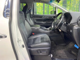 運転席まわりには十分なスペースがあり、大柄な方でもゆったり運転していただける環境です。