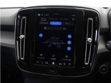 先進のエアピュリファイヤー(PM2.5センサー付)は、車内に侵入する有害なPM2.5微粒子を最大80%除去。よりクリーンで健康的な空気で満たされたキャビンであなたとあなたの大切なゲストをお迎えします。
