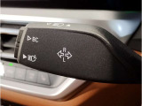 運転中にもオーディオの音量やFMの切り替えなどステアリングでの操作で切り替え可能なため、ステアリングから手を放す必要がない為、運転中でも操作が簡単でございます。