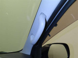 乗降用アシストグリップを装備しております。