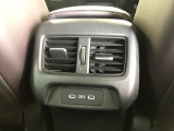 【後席エアコン】後部座席にもエアコンの吹き出し口があるので快適なドライブを楽しんでいただけます。