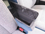運転席と助手席の間には、蓋付きタイプのコンソールボックス。肘掛けにもなるので、便利です。