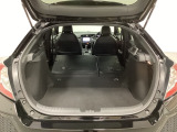 リアシートの背もたれを前方に倒して荷室を広げられますので、長いお荷物も積むことができます。背もたれは6:4の割合で分割して可倒できます。