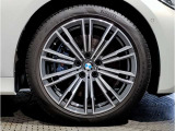 BMWの純正アロイホイールは軽量かつ強度にも優れているホイールで走行性能を引き上げる設計になっております。足元にもBMWは妥協がなくこだわっている個所になります。