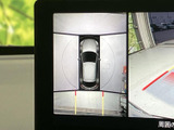 車両後方の映像と周囲を見渡す表示を組み合わせ、バック時の安全確認をサポートします。画面内の目安も活用でき、駐車位置を確認しながら操作できます。