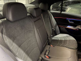 メルセデスのシートは少し硬めになっております。長時間の運転の際、適度な反発があることでお尻や腰の負担を減らす効果が御座います。