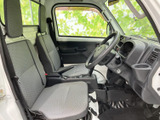 明るい色合いのシートと大きな窓が、運転席まわりに開放感をもたらします。前方や側方を見渡しやすく、座席の配置もすっきり。乗り降りのしやすさも感じられます。