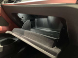 こちらに車検証等の書類を収納することができます。