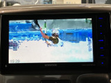 停車中に映像やテレビを視聴でき、休憩時間を過ごす際にも活用いただけます。画面上には映像が大きく表示され、操作部も周囲にまとまっていて扱いやすい印象です。
