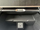 【ワイヤレスデバイスチャージング】スマートフォンなどの対応デバイスを置くだけで充電できるワイヤレスデバイスチャージングが搭載されています。車内のコンソール周りをすっきりと保つことができます。