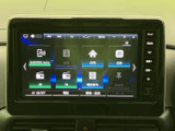 ホーム画面からBluetooth AudioやAM・FMなどの項目を選べる構成です。地図や電話、情報設定なども同じ画面から確認でき、使いたい内容を探しやすくなっています。