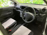 運転席まわりは前方を見渡しやすく、座ったときにも視界が広がるレイアウトです。明るい色を配したシートと落ち着いた室内で、日常の移動も快適に過ごせそうです。